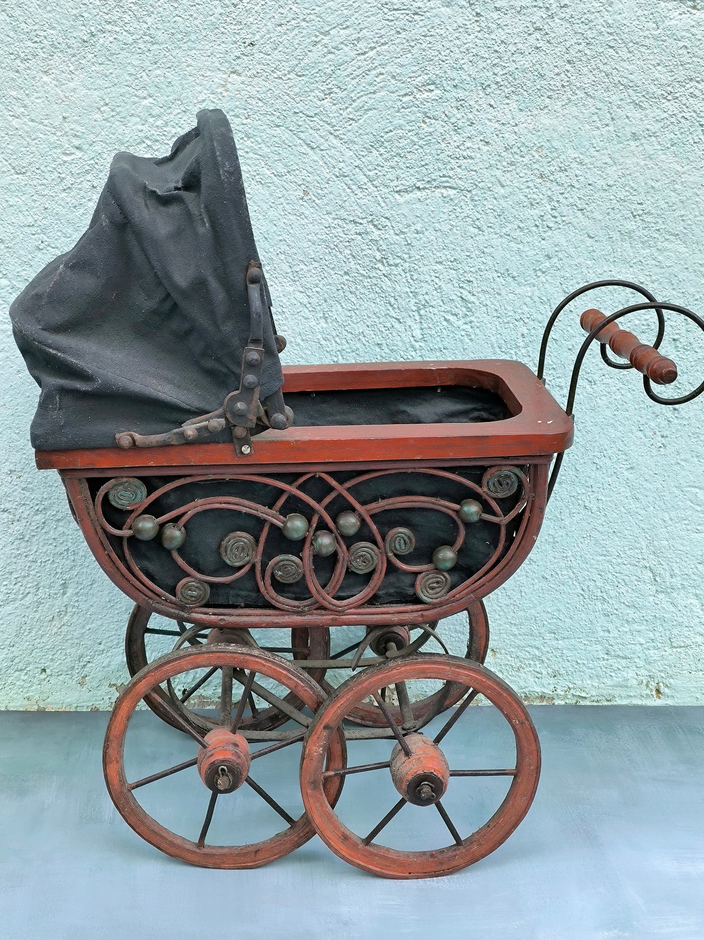 Antiker Puppenwagen, kunstvolles Metall & Holz, 1930-50er Jahre, Heim- oder Ladendekoration