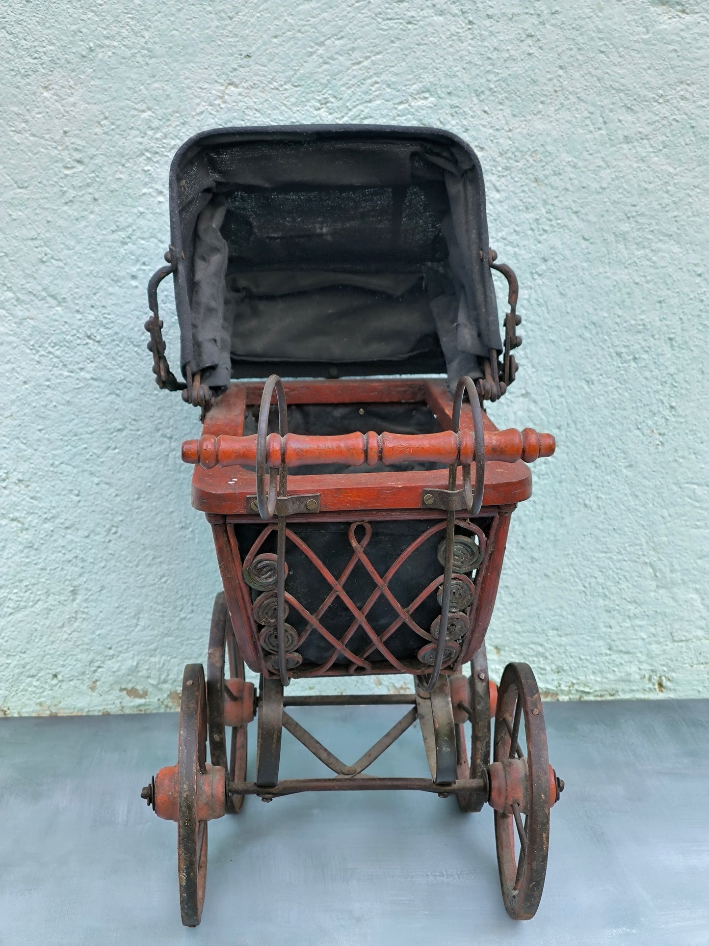 Antiker Puppenwagen, kunstvolles Metall & Holz, 1930-50er Jahre, Heim- oder Ladendekoration