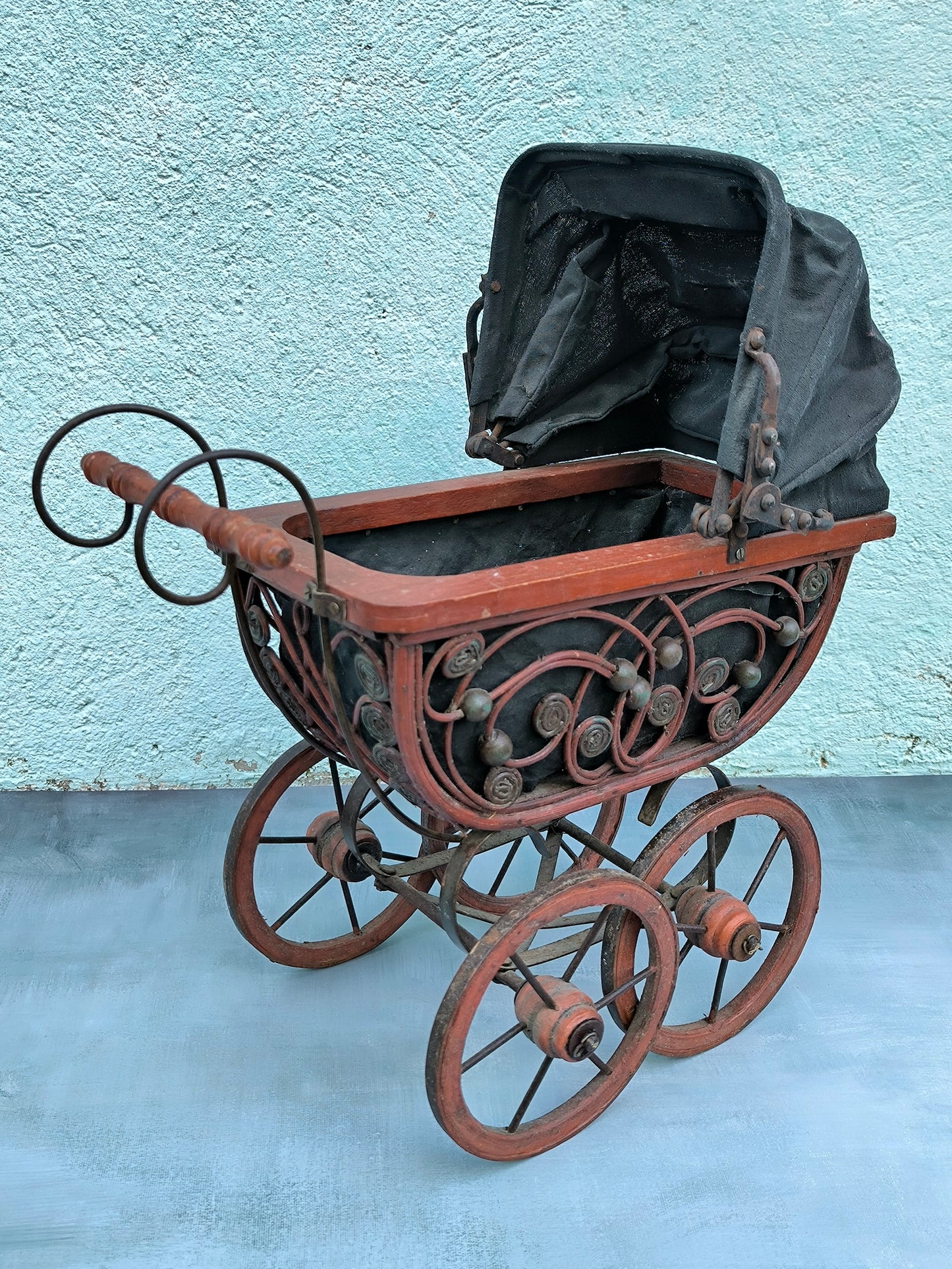 Antiker Puppenwagen, kunstvolles Metall & Holz, 1930-50er Jahre, Heim- oder Ladendekoration