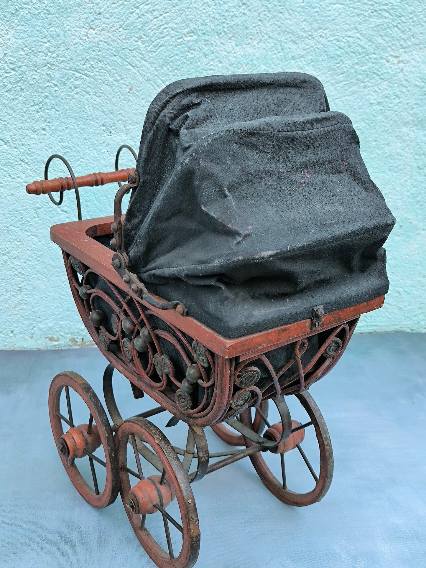 Antiker Puppenwagen, kunstvolles Metall & Holz, 1930-50er Jahre, Heim- oder Ladendekoration