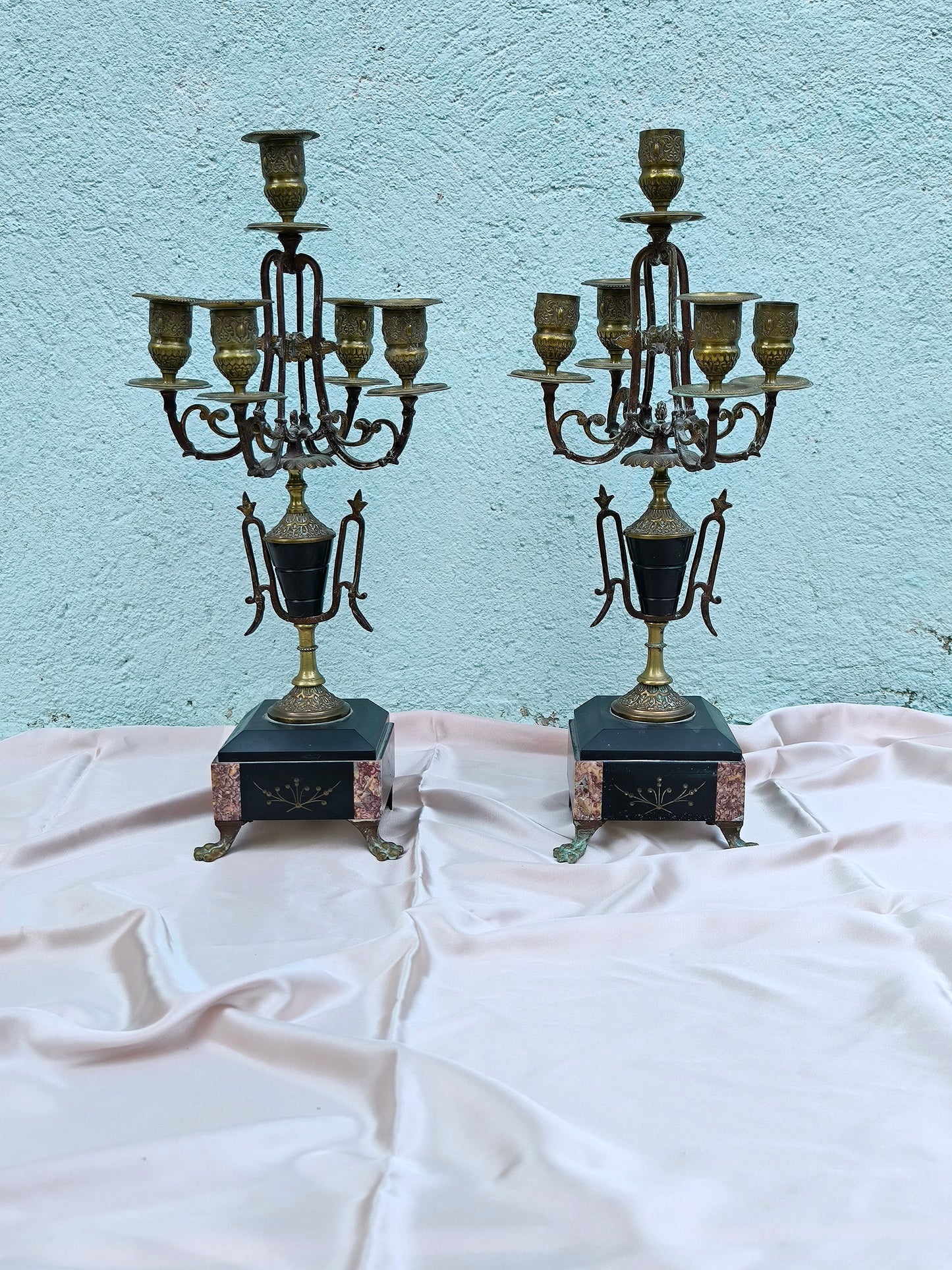 Antikes französisches Kerzenleuchterpaar, Übergang vom Jugendstil zum Art déco, frühes 20. Jahrhundert, Marmorsockel und patinierte Bronze