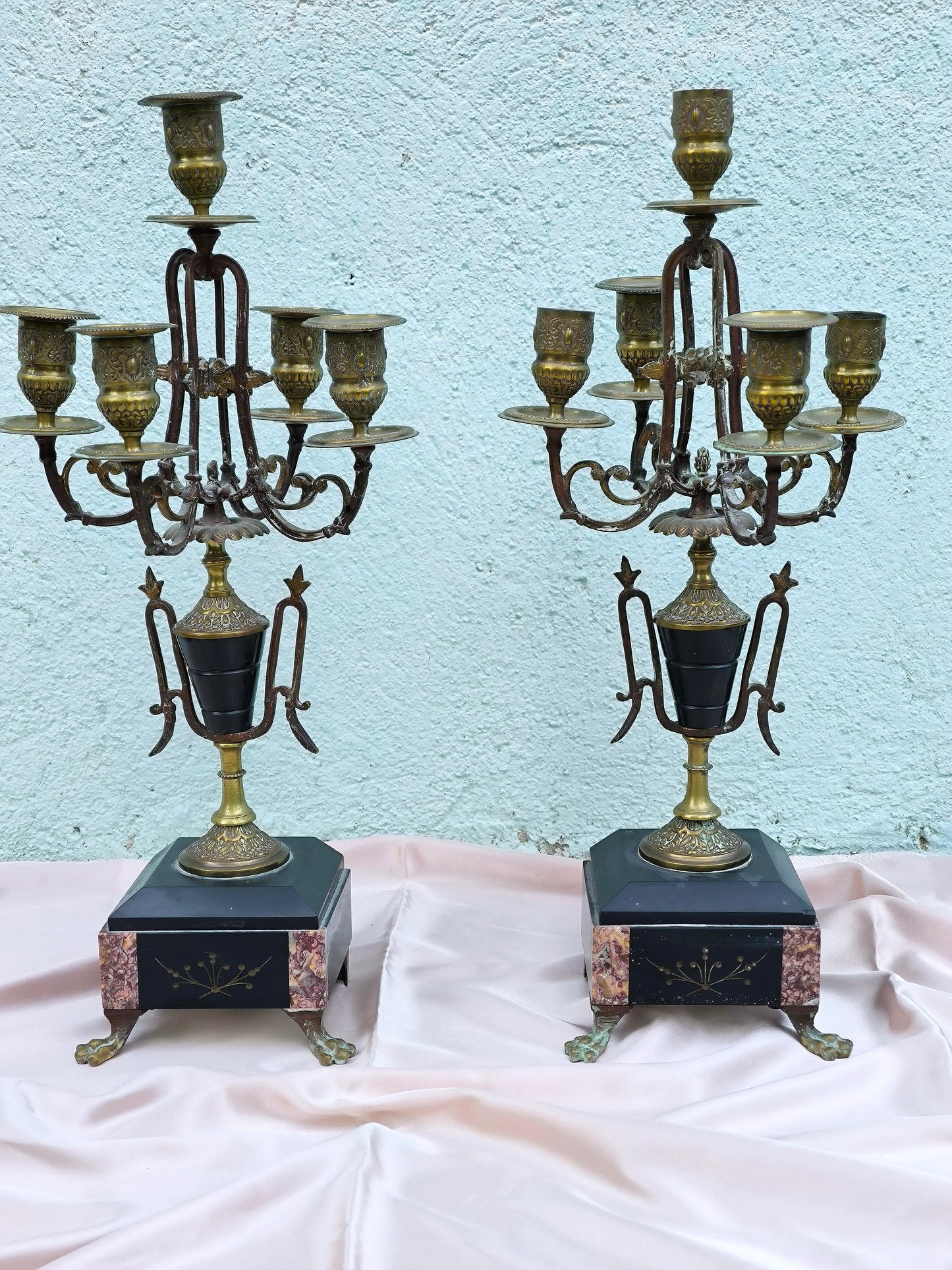 Antikes französisches Kerzenleuchterpaar, Übergang vom Jugendstil zum Art déco, frühes 20. Jahrhundert, Marmorsockel und patinierte Bronze