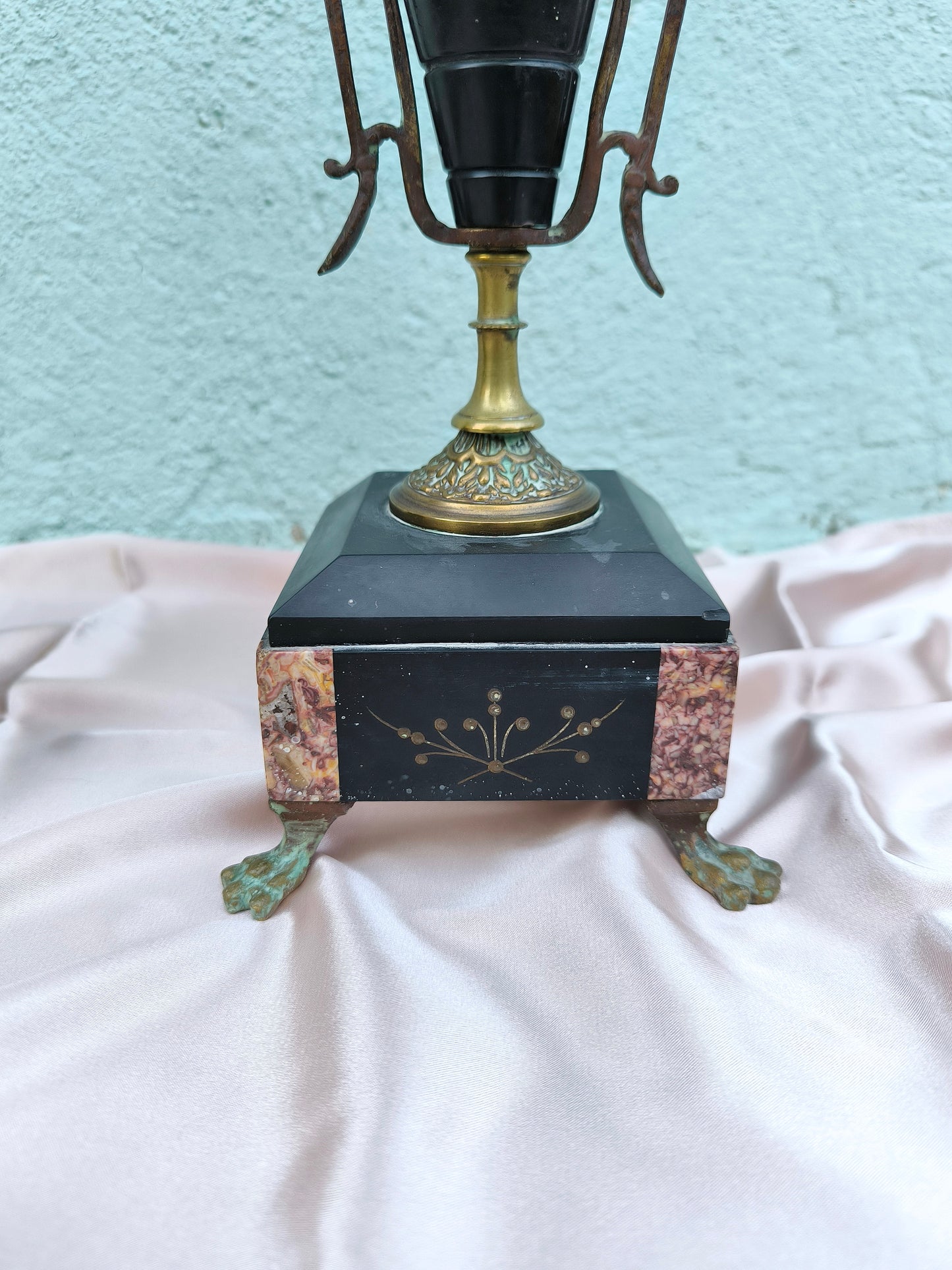 Antikes französisches Kerzenleuchterpaar, Übergang vom Jugendstil zum Art déco, frühes 20. Jahrhundert, Marmorsockel und patinierte Bronze
