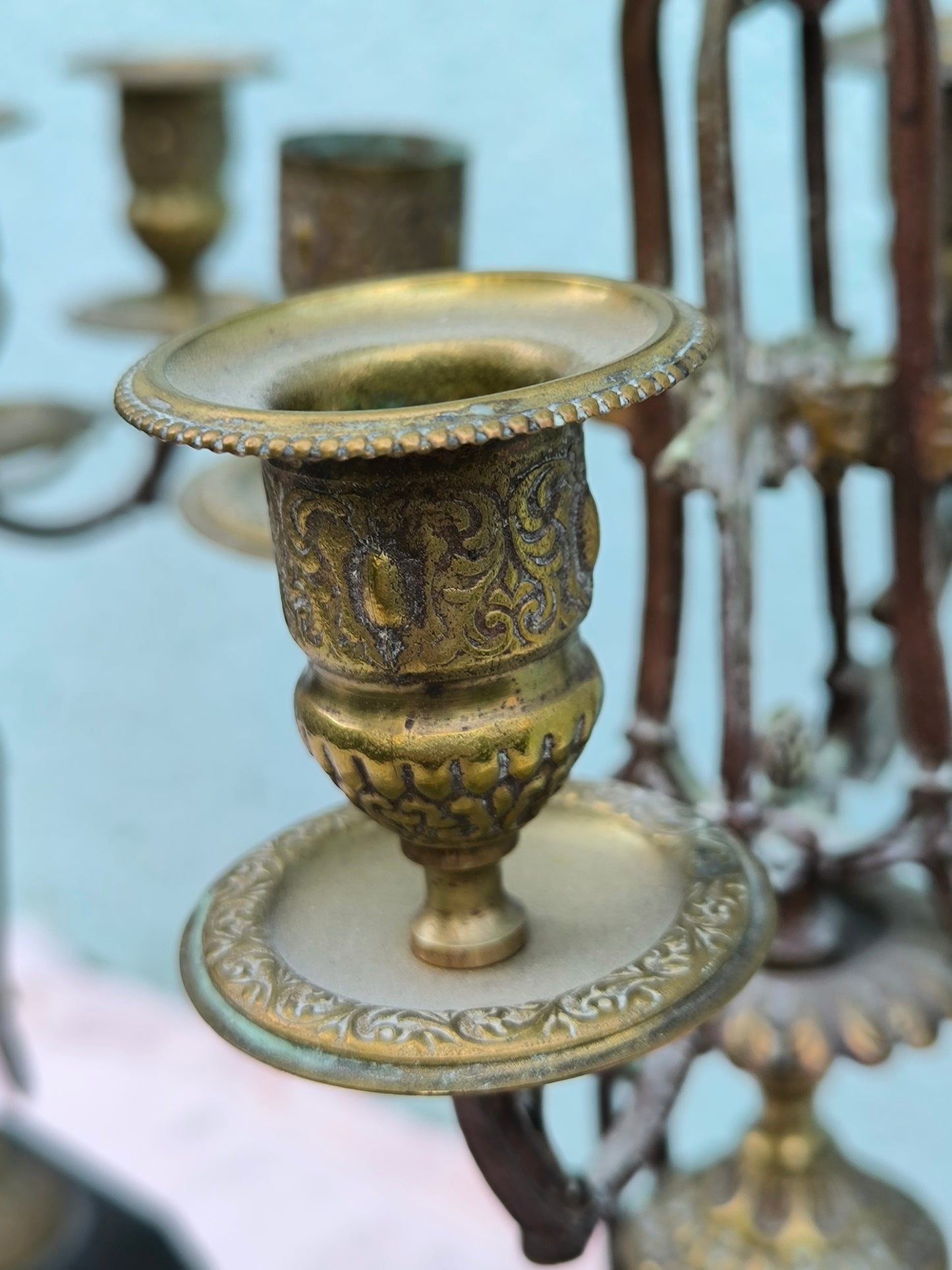 Antikes französisches Kerzenleuchterpaar, Übergang vom Jugendstil zum Art déco, frühes 20. Jahrhundert, Marmorsockel und patinierte Bronze