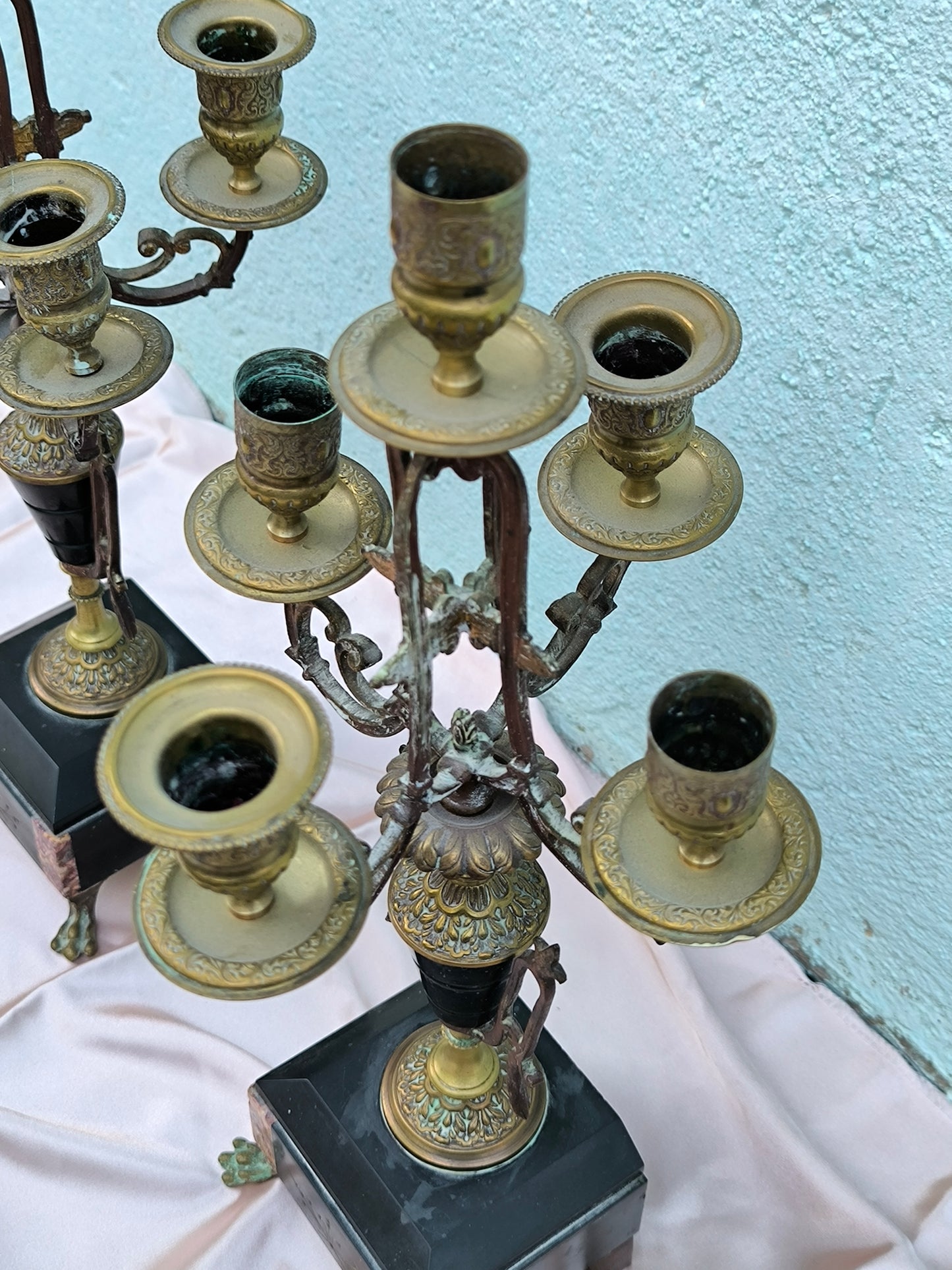 Antikes französisches Kerzenleuchterpaar, Übergang vom Jugendstil zum Art déco, frühes 20. Jahrhundert, Marmorsockel und patinierte Bronze