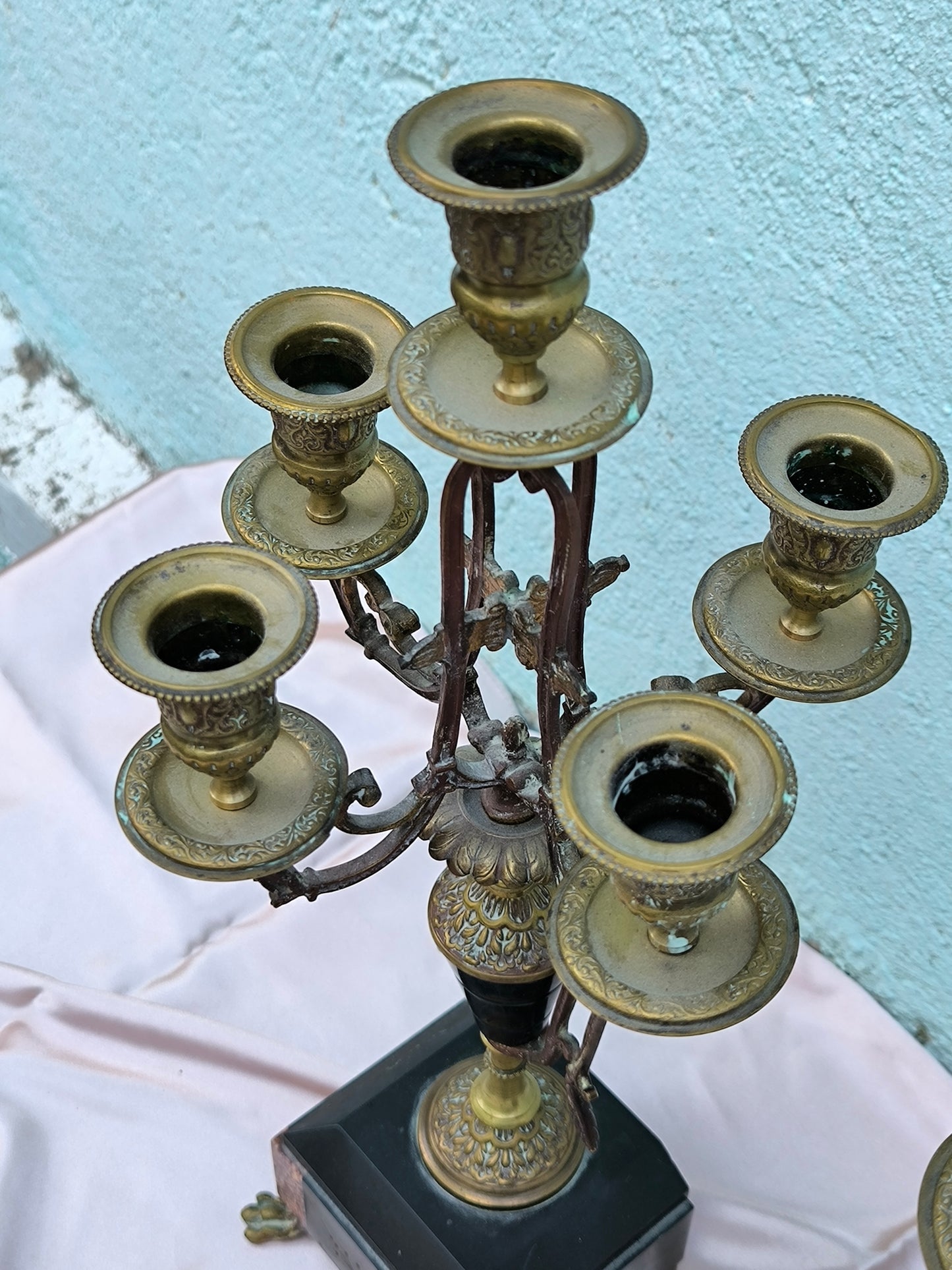 Antikes französisches Kerzenleuchterpaar, Übergang vom Jugendstil zum Art déco, frühes 20. Jahrhundert, Marmorsockel und patinierte Bronze