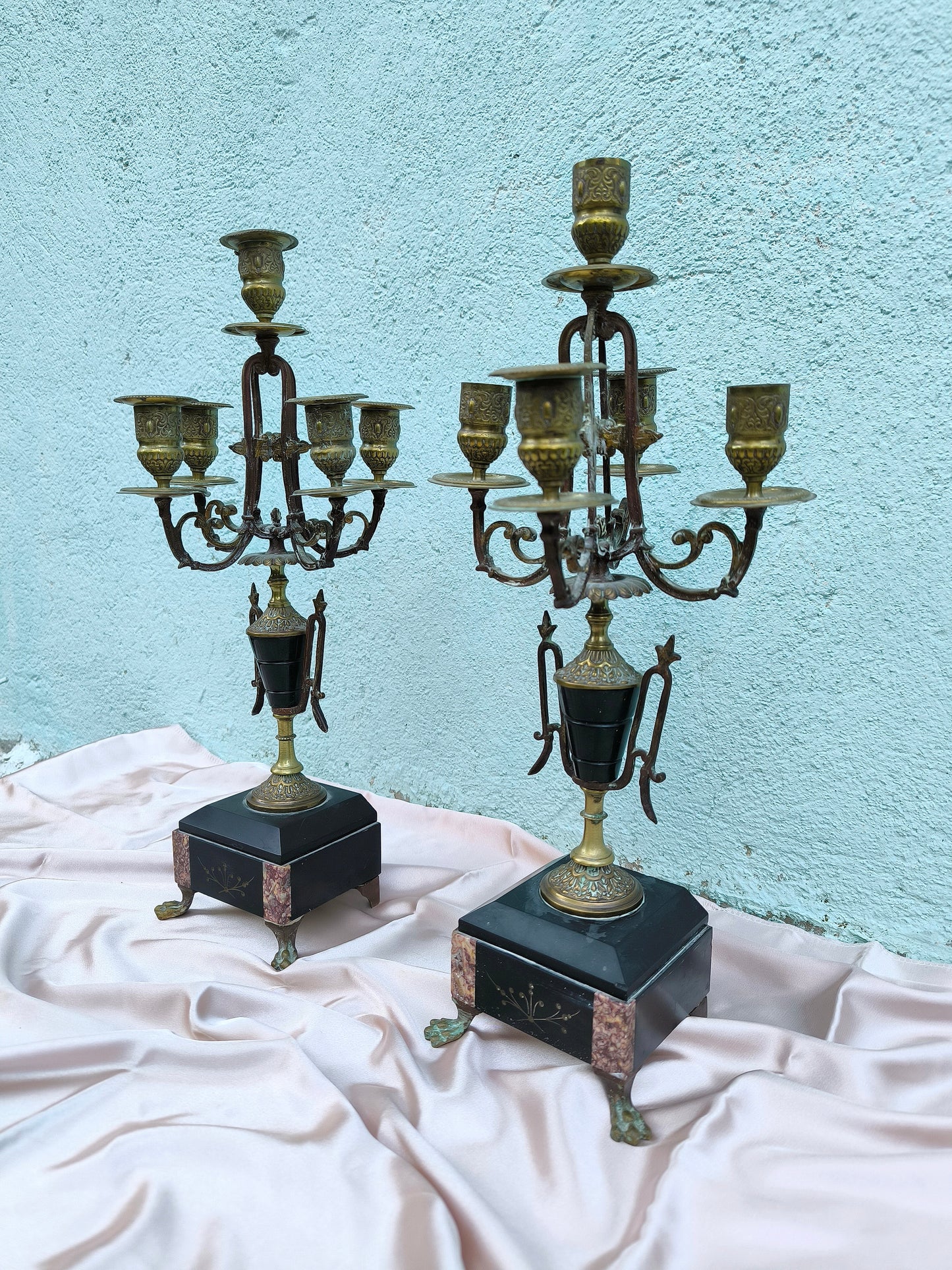 Antikes französisches Kerzenleuchterpaar, Übergang vom Jugendstil zum Art déco, frühes 20. Jahrhundert, Marmorsockel und patinierte Bronze