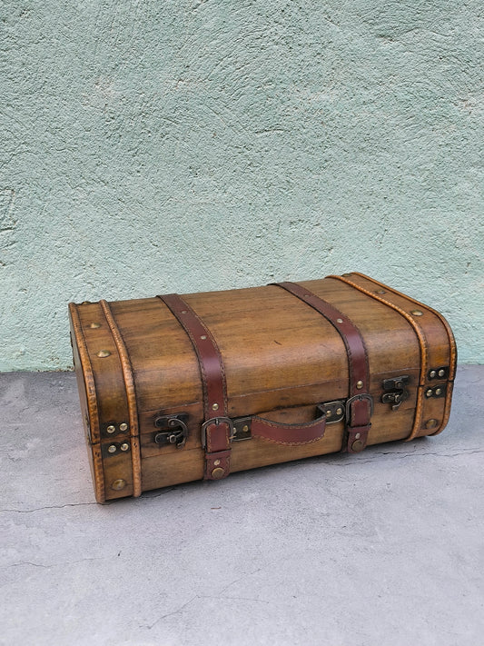 Vintage Holzkoffer mit Lederriemen, dekoratives Aufbewahrungsstück, Wohn- oder Ladendekoration