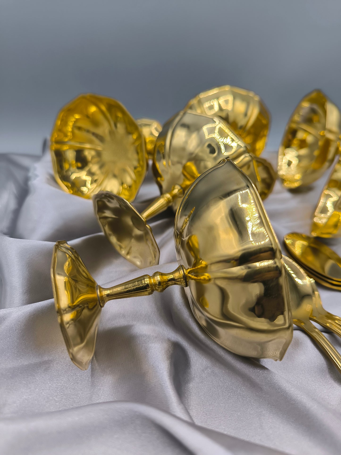 Vintage Eisschalen-/Dessertschalen-Set, goldfarben, 6 Schalen & 6 Löffel, Edelstahl, extrem seltenes Geschirr aus den 1980er Jahren