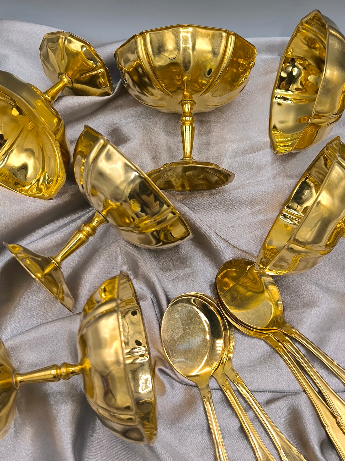 Vintage Eisschalen-/Dessertschalen-Set, goldfarben, 6 Schalen & 6 Löffel, Edelstahl, extrem seltenes Geschirr aus den 1980er Jahren