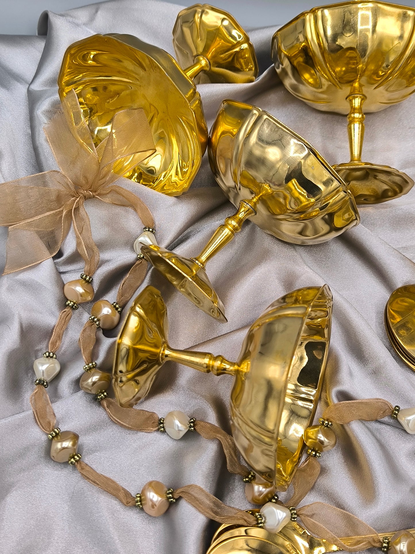 Vintage Eisschalen-/Dessertschalen-Set, goldfarben, 6 Schalen & 6 Löffel, Edelstahl, extrem seltenes Geschirr aus den 1980er Jahren