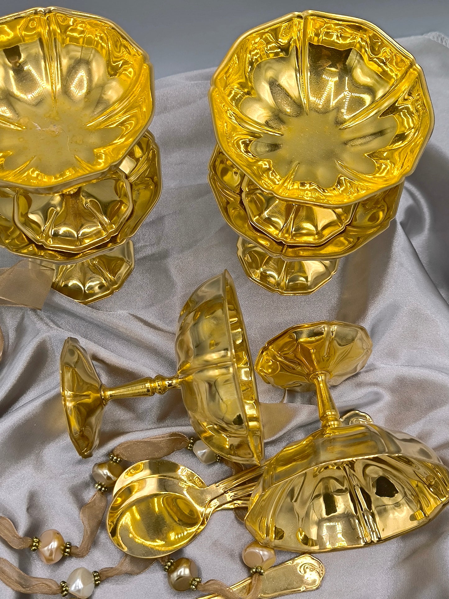 Vintage Eisschalen-/Dessertschalen-Set, goldfarben, 6 Schalen & 6 Löffel, Edelstahl, extrem seltenes Geschirr aus den 1980er Jahren