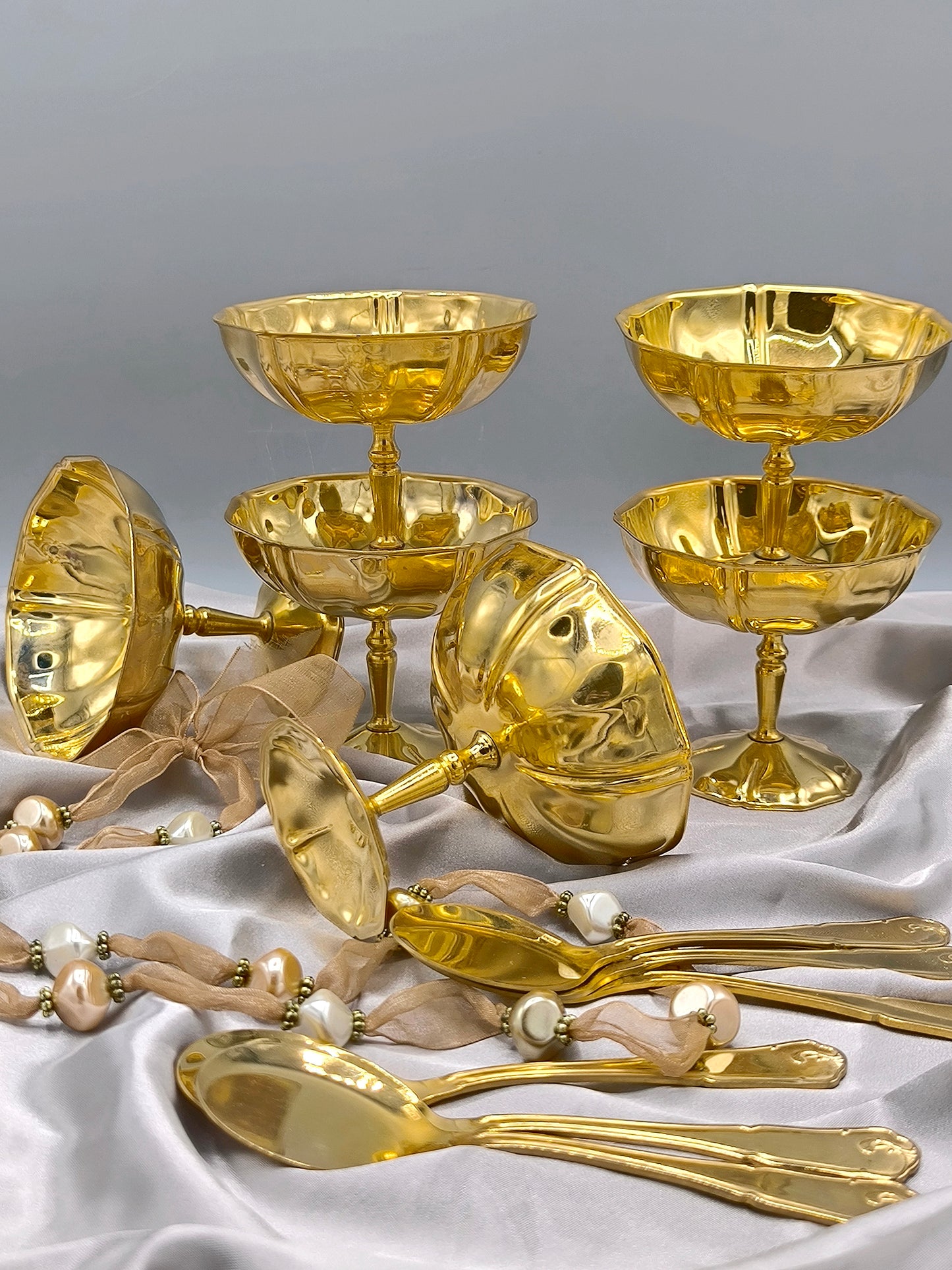 Vintage Eisschalen-/Dessertschalen-Set, goldfarben, 6 Schalen & 6 Löffel, Edelstahl, extrem seltenes Geschirr aus den 1980er Jahren