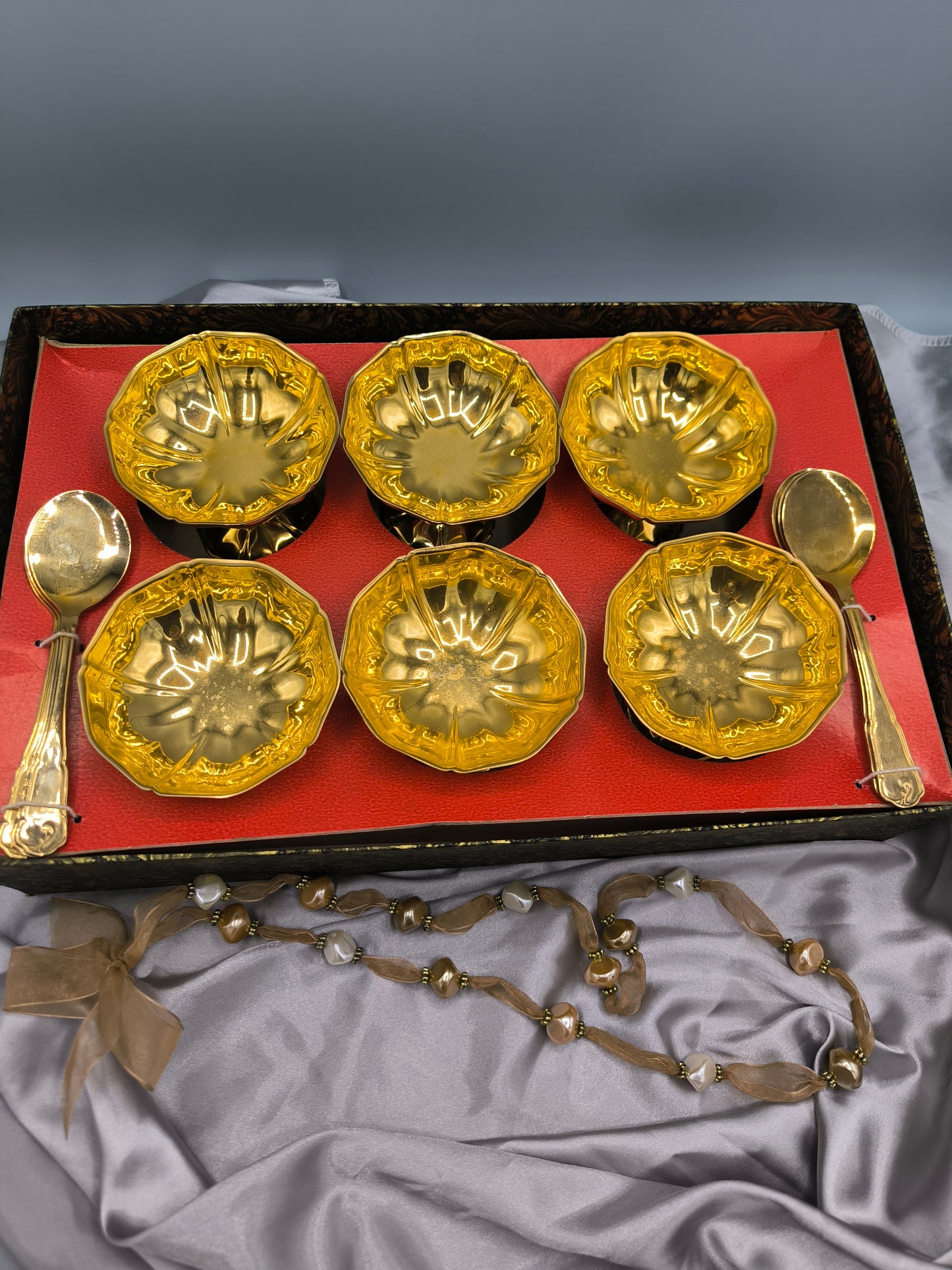 Vintage Eisschalen-/Dessertschalen-Set, goldfarben, 6 Schalen & 6 Löffel, Edelstahl, extrem seltenes Geschirr aus den 1980er Jahren