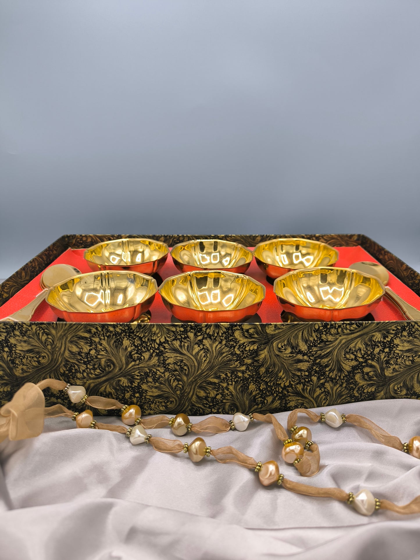 Vintage Eisschalen-/Dessertschalen-Set, goldfarben, 6 Schalen & 6 Löffel, Edelstahl, extrem seltenes Geschirr aus den 1980er Jahren