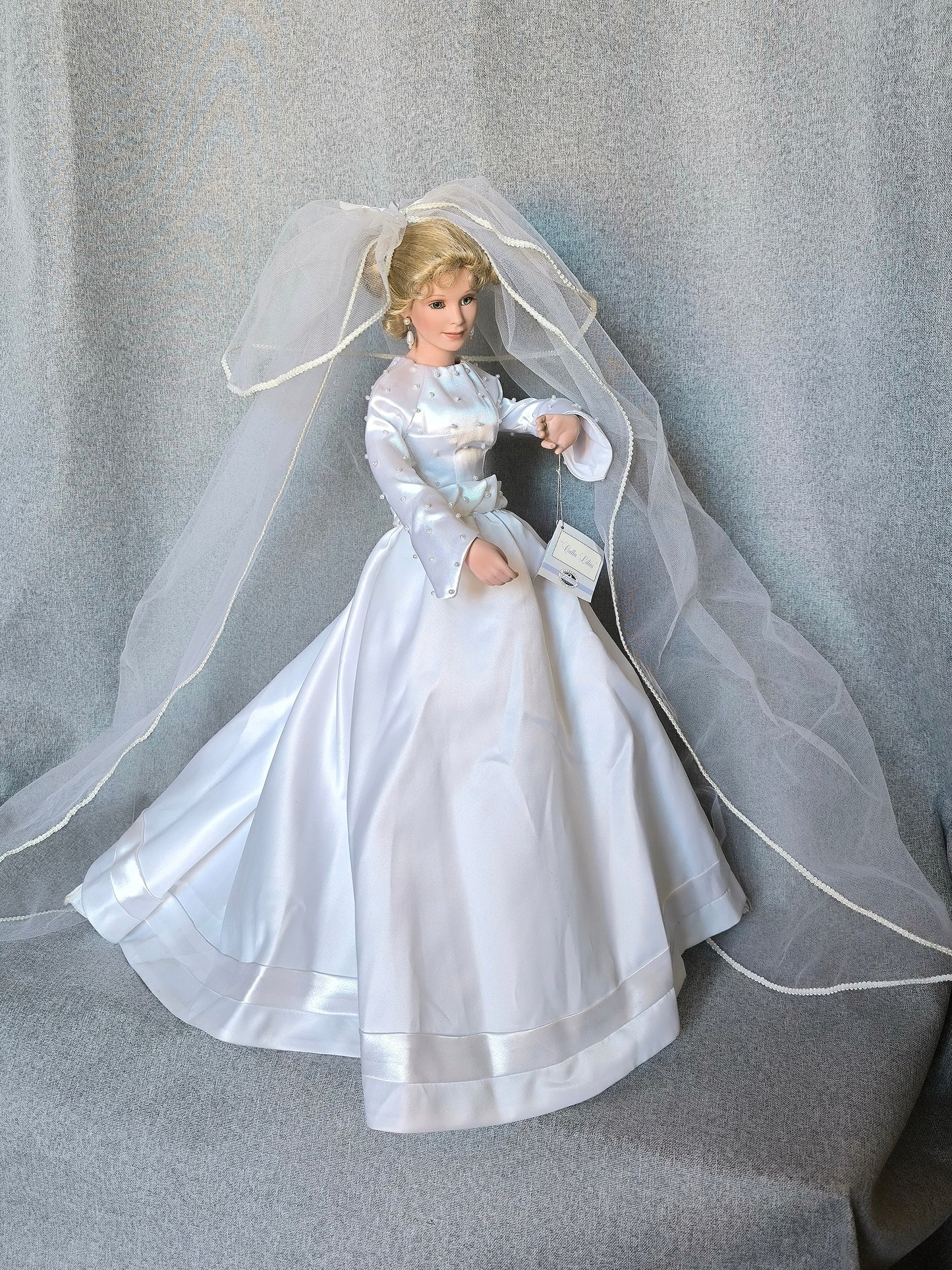 Vintage Blonde Bride Doll Ashton-Drake, Limited Numbered Edition 1992, in a Victorian Wedding Dress with Long Veil