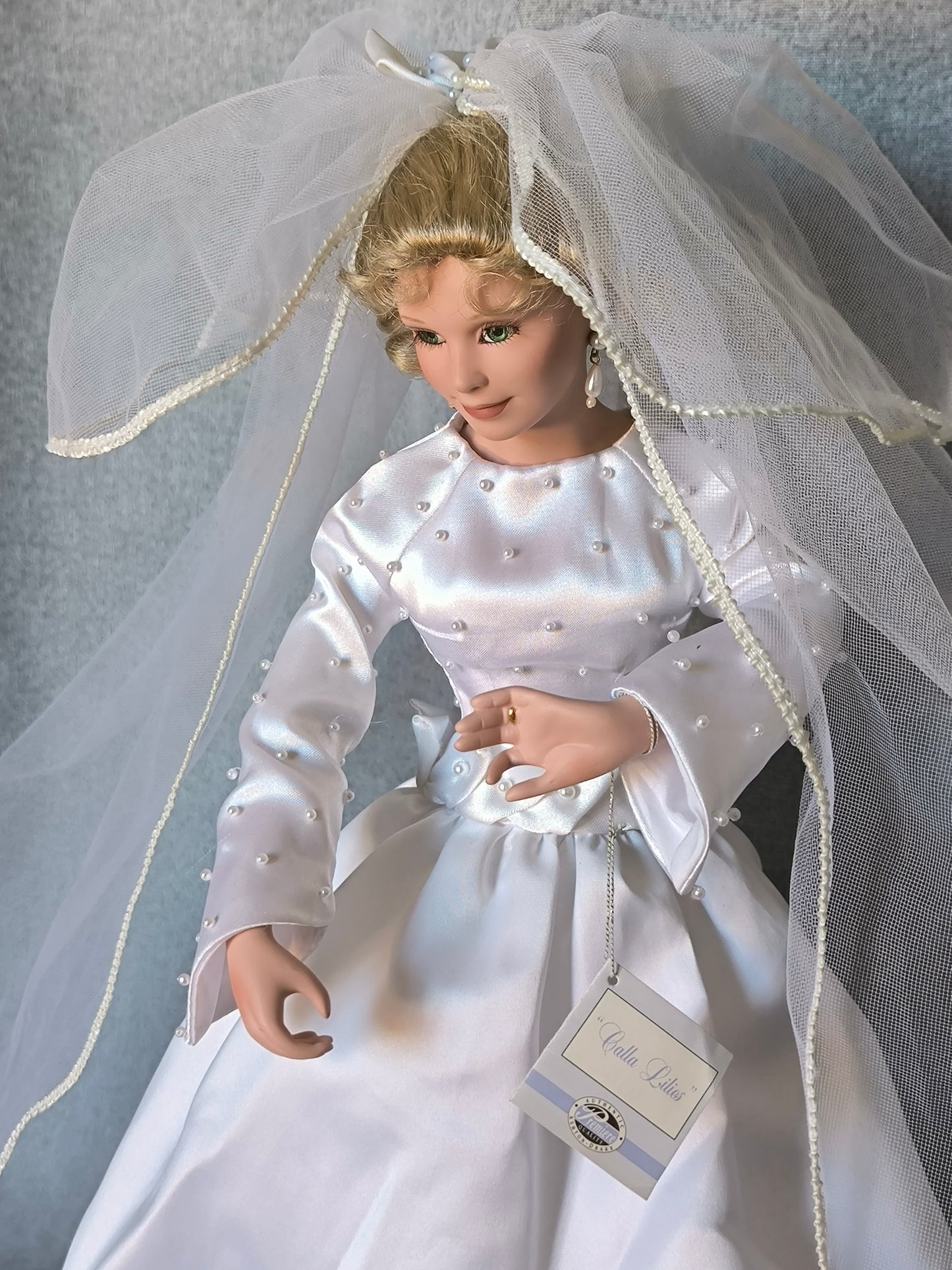 Vintage Blonde Bride Doll Ashton-Drake, Limited Numbered Edition 1992, in a Victorian Wedding Dress with Long Veil