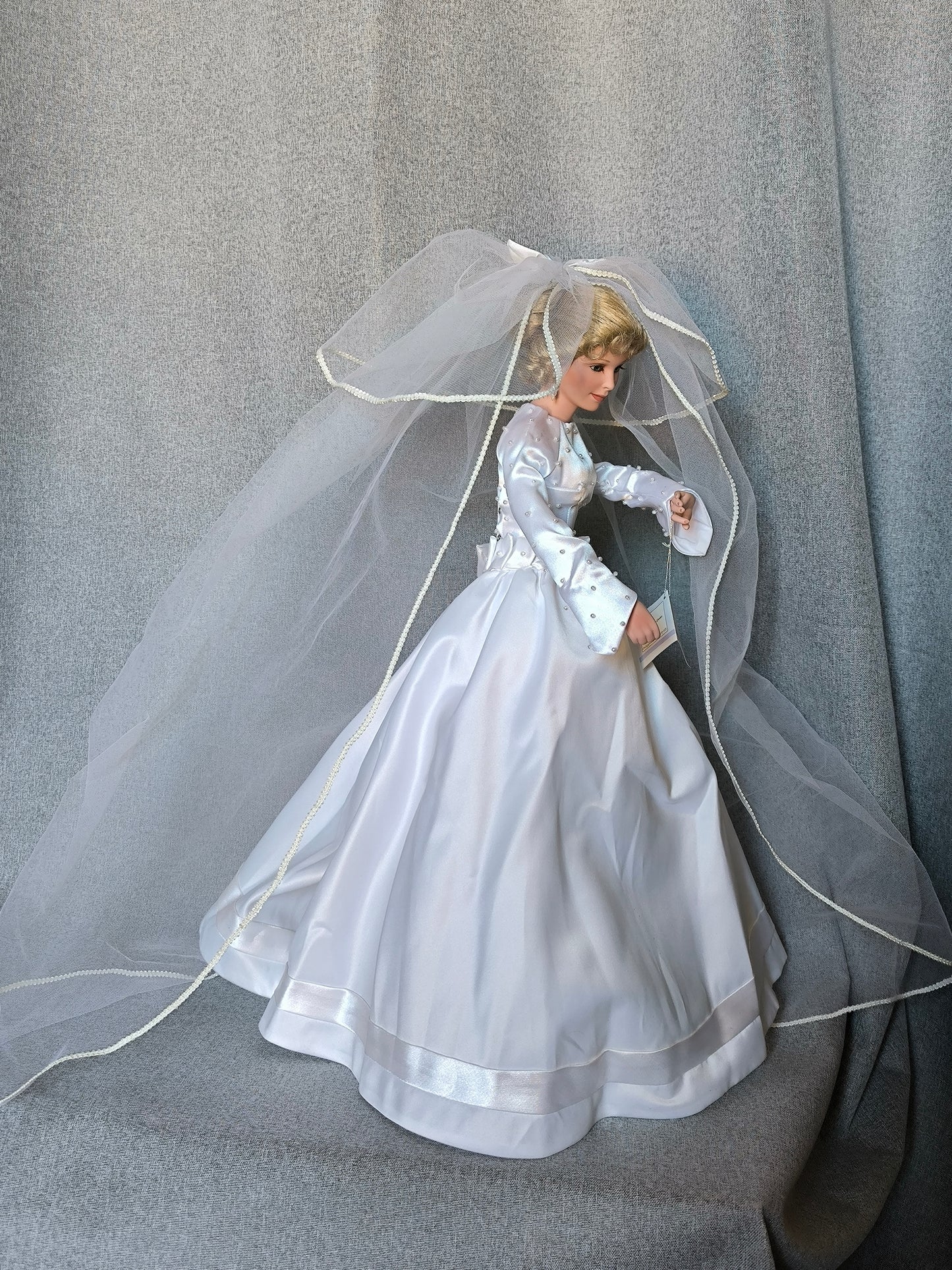 Vintage Blonde Bride Doll Ashton-Drake, Limited Numbered Edition 1992, in a Victorian Wedding Dress with Long Veil