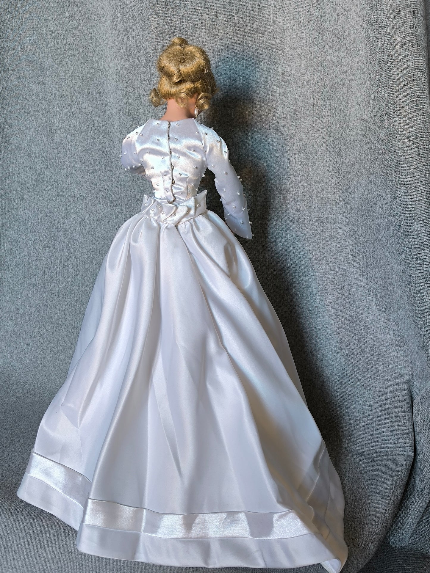 Vintage Blonde Bride Doll Ashton-Drake, Limited Numbered Edition 1992, in a Victorian Wedding Dress with Long Veil