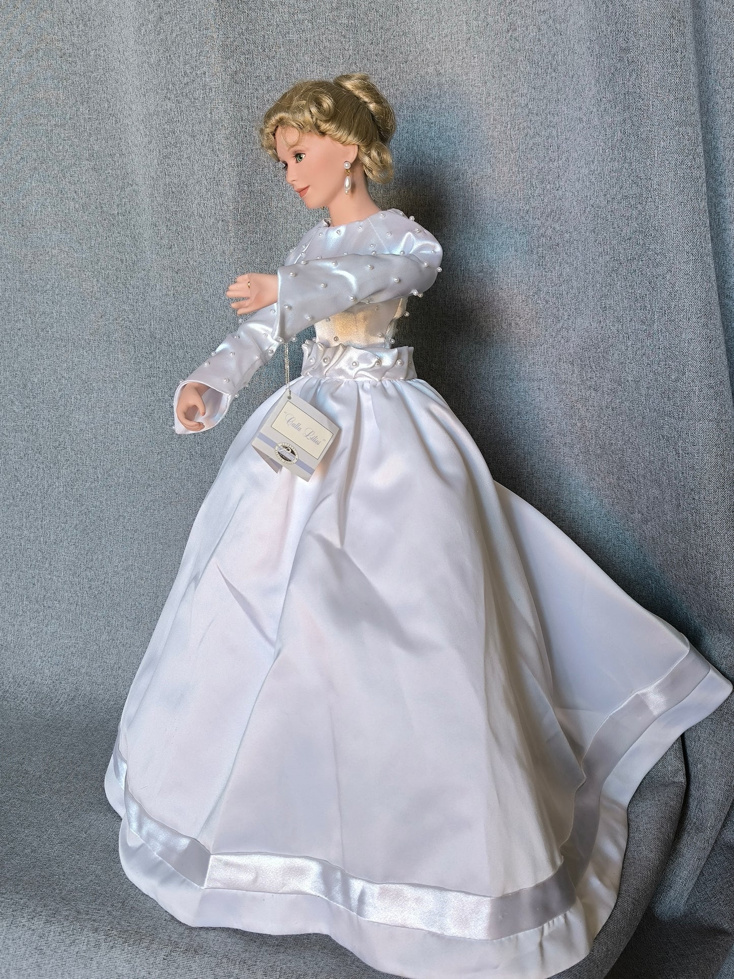 Vintage Blonde Bride Doll Ashton-Drake, Limited Numbered Edition 1992, in a Victorian Wedding Dress with Long Veil