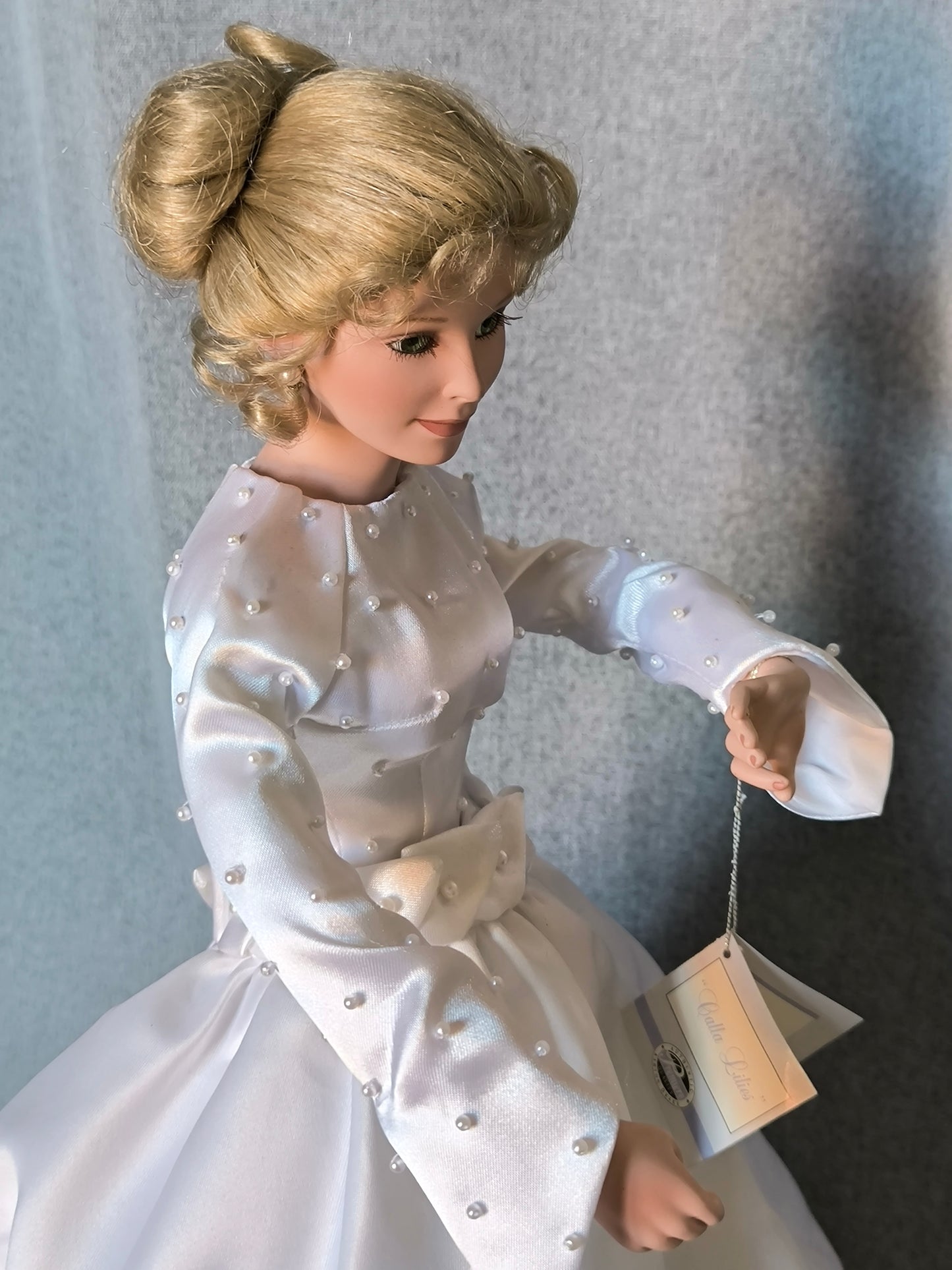 Vintage Blonde Bride Doll Ashton-Drake, Limited Numbered Edition 1992, in a Victorian Wedding Dress with Long Veil