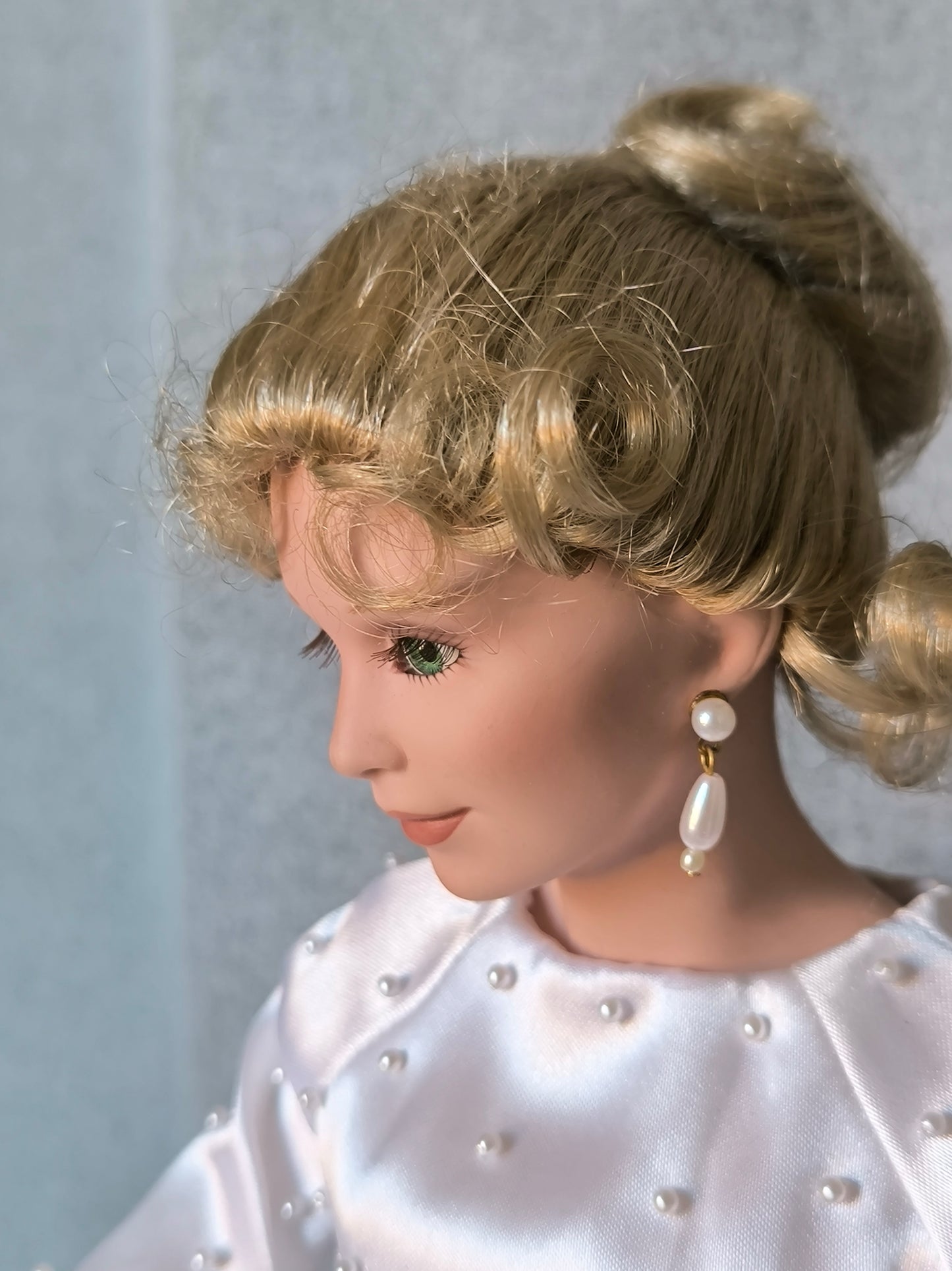 Vintage Blonde Bride Doll Ashton-Drake, Limited Numbered Edition 1992, in a Victorian Wedding Dress with Long Veil